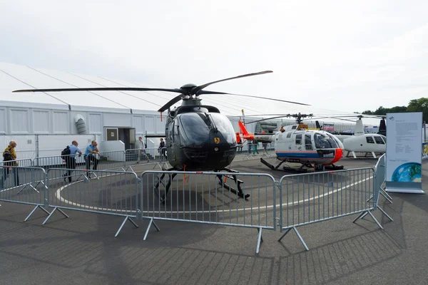 Berlin - 14. september: ein militärhubschrauber eurocopter ec135 und die mbb bo 105, internationale luftfahrtausstellung "ila berlin air show", 14. september 2012 — Stockfoto