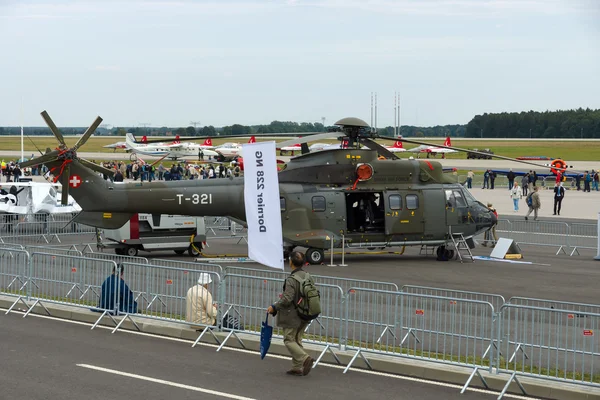 Berlin - szeptember 14-én: katonai helikopter aerospatiale as332 m1 super puma (swiss air force), a nemzetközi űrkutatási kiállítás "ila berlini air show", szeptember 14-2012 — Stock Fotó