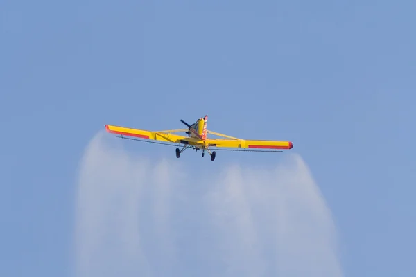 BERLIN - SEPTEMBER 14: Flight of Polish agricultural aircraft PZL-106 Kruk, International Aerospace Exhibition "ILA Berlin Air Show", September 14, 2012 in Berlin — Stock Photo, Image