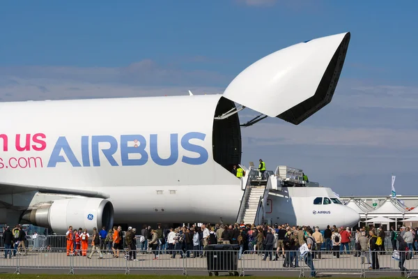 柏林-9 月 14 日： 空中客车 a300-600st (超级转运通道） 或 2012 年 9 月 14 日在柏林国际航空航天展览会"ila 柏林航展"白鲸 — 图库照片