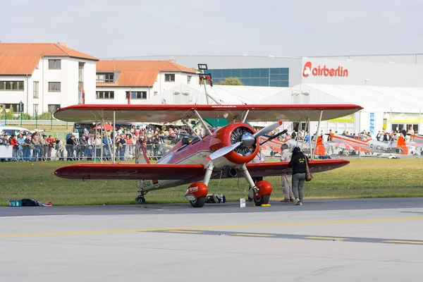 BERLÍN - 14 DE SEPTIEMBRE: Un avión de entrenamiento militar Boeing-Stearman Model 75, Exposición Aeroespacial Internacional "ILA Berlin Air Show", 14 de septiembre de 2012 en Berlín — Foto de Stock