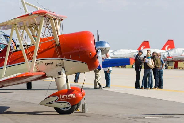 Берлін - 14 вересня: військової підготовки літаків Боїнг stearman модель 75, аерокосмічної Міжнародна виставка "амп Берлін авіасалоні", 14 вересня 2012 року в Берліні — стокове фото