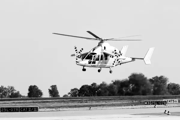 Berlin - szeptember 14-én: bemutató repülés helikopter eurocopter x 3 (fekete-fehér), nemzetközi aerospace kiállítás "ila berlini air show", szeptember 14-én, 2012 — Stock Fotó