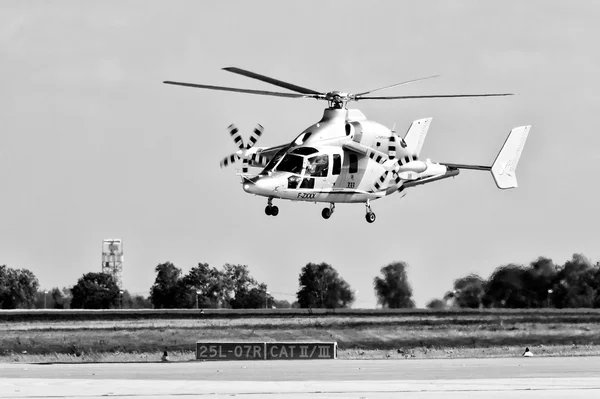 Berlin - szeptember 14-én: bemutató repülés helikopter eurocopter x 3 (fekete-fehér), nemzetközi aerospace kiállítás "ila berlini air show", szeptember 14-én, 2012 — Stock Fotó