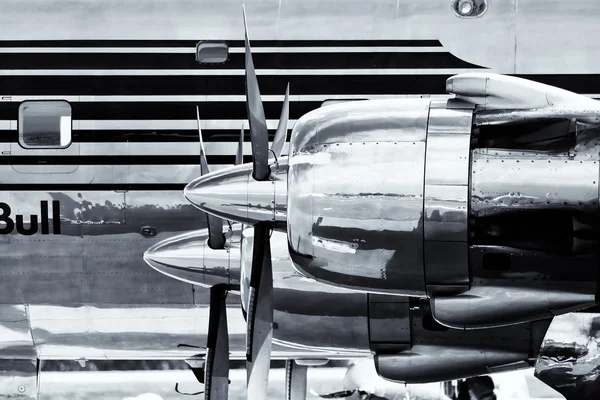 БЕРЛИН - 14 СЕНТЯБРЯ: Двигатели крупным планом Douglas DC-6B (черно-белый), Международная аэрокосмическая выставка "ILA Berlin Air Show", 14 сентября 2012 года в Берлине — стоковое фото
