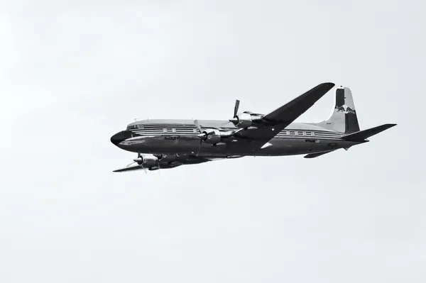 BERLÍN - 14 DE SEPTIEMBRE: El vuelo de Douglas DC-6B es un avión de línea propulsado por pistón (blanco y negro), Exposición Aeroespacial Internacional "ILA Berlin Air Show", 14 de septiembre —  Fotos de Stock