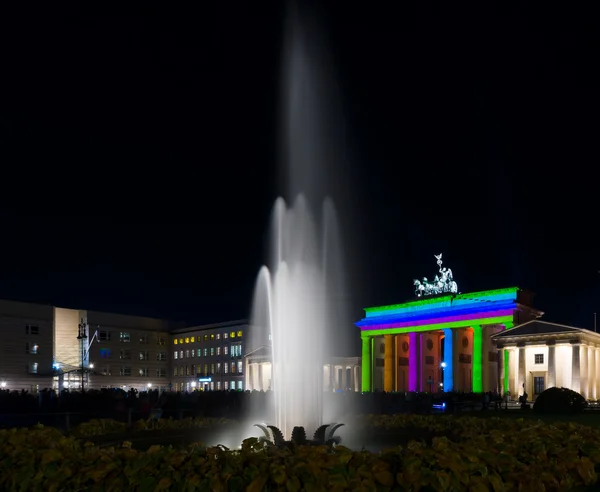 La fuente cerca de la Puerta de Brandeburgo en luces nocturnas — Foto de Stock