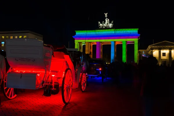 Trener i Bramy Brandenburskiej w nocy — Zdjęcie stockowe