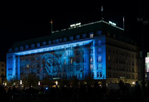 五星级酒店 adlon 在夜间照明 — 图库照片