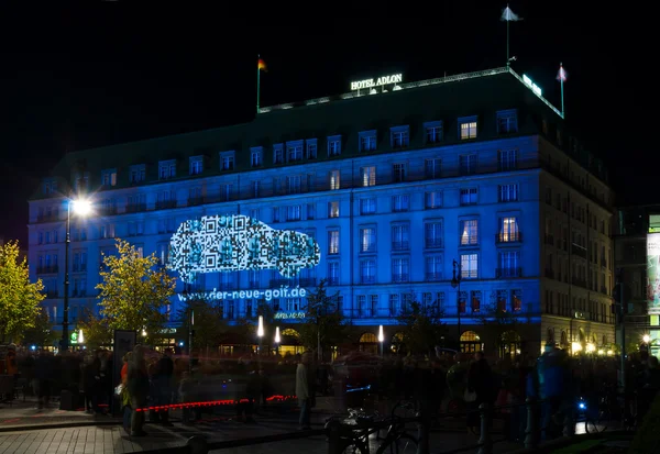 El hotel de cinco estrellas Adlon en la iluminación nocturna — Foto de Stock