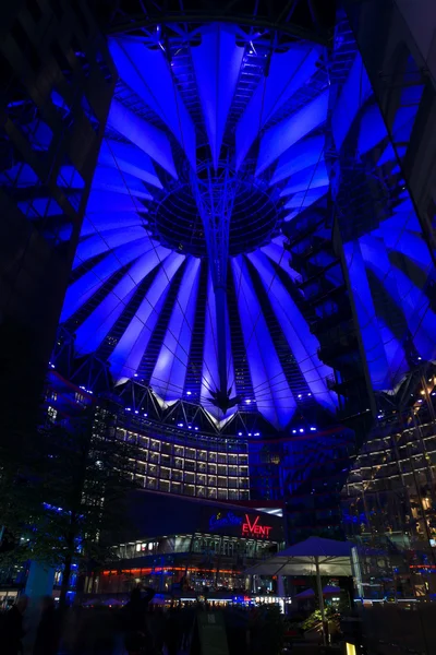 Sony Centre en Postadmer Platz a la iluminación nocturna — Foto de Stock