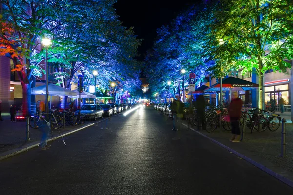 Egy éjszakát egy gyönyörű utcai világítás, Potsdamer Platz közelében — Stock Fotó