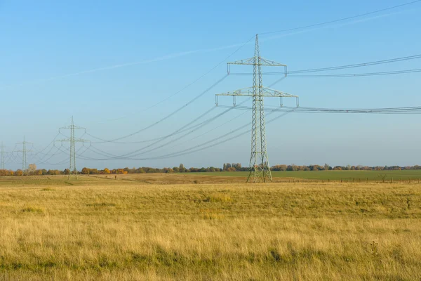 High-voltage line in the field — Stock Photo, Image