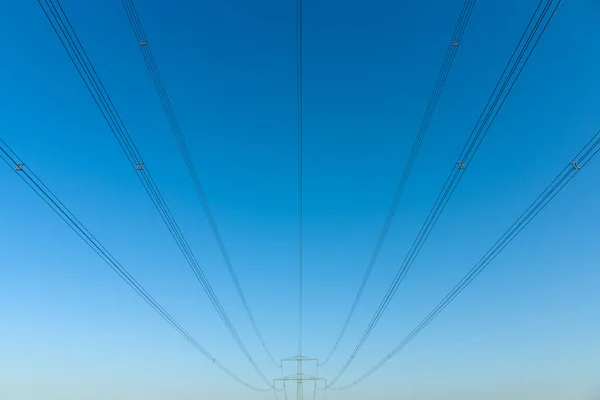 Hochspannungskabel gegen den Himmel — Stockfoto