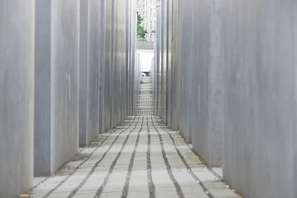 Пройти через бетонные колонны — стоковое фото