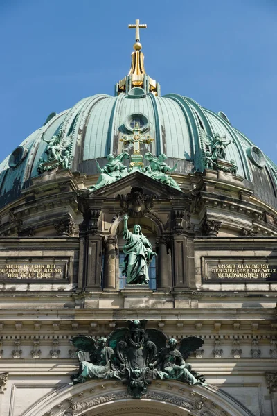 Ett fragment av fasaden av Berlin domkyrka (Berliner Dom) — Stockfoto