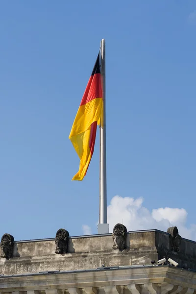 Duitse vlag over de Rijksdag — Stockfoto