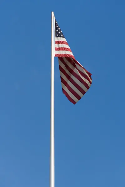 US-Flagge gegen den blauen Himmel — Stockfoto