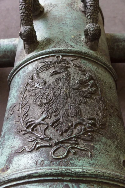 Emblem of an eagle on the old bronze cannon — Stock Photo, Image