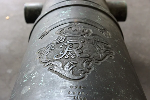 Friedrich Wilhelm symbol on old bronze cannon. — Stock Photo, Image