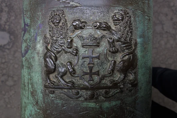 Coat of arms of Gdansk on the old bronze cannon. — Stock Photo, Image