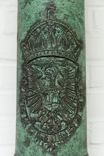 Coat of arms of Prussia on the old bronze cannon. — Stock Photo, Image