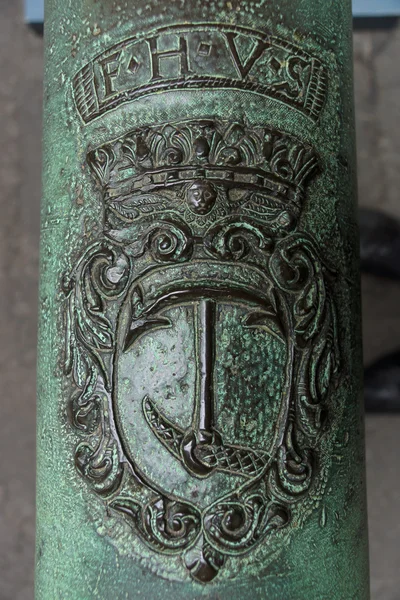 Escudo de armas de Stubenberg sobre cañón de bronce antiguo . —  Fotos de Stock