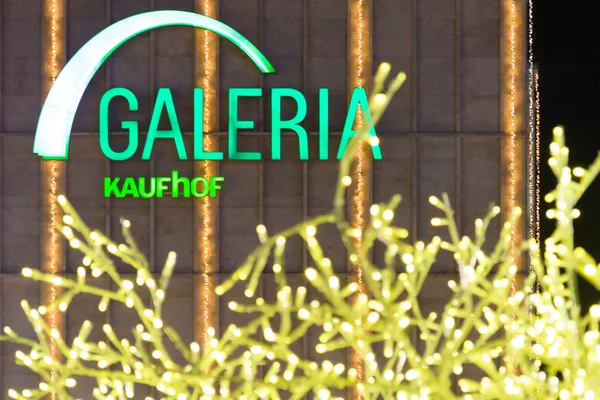 Galeria Kaufhof at Alexanderplatz in the Christmas illuminations — Stock Photo, Image