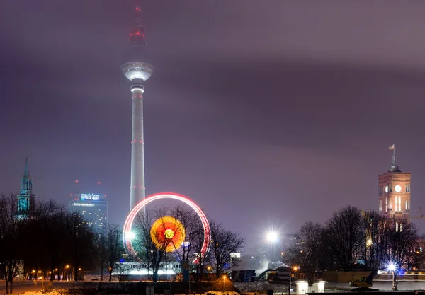 Fernsehturm, rathaus på alexanderplatz i natten ljus — Stockfoto