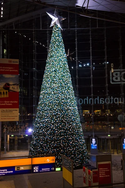 Árvore de Natal na estação ferroviária central (Hauptbahnhof ) — Fotografia de Stock