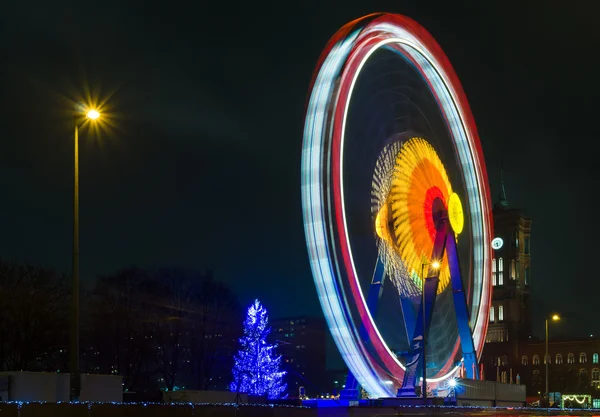 Ferris wheel and Berlin Rathaus (Red City Hall) — Stock Photo, Image