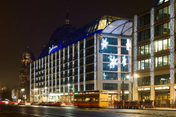 Het radisson blu hotel in de kerst illuminations — Stockfoto