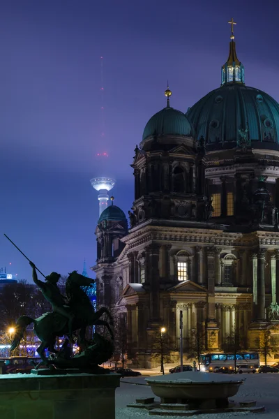 Katedrála v Berlin (Berliner Dom) v noci osvětlení — Stock fotografie