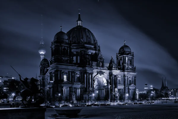 Katedrála v Berlin (Berliner Dom) v noční osvětlení. Tónování — Stock fotografie