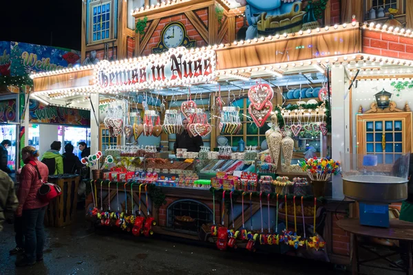Vendas de doces tradicionais de Natal no mercado de Natal na Alexanderplatz — Fotografia de Stock