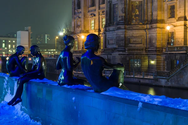 Скульптура Уилфрида Фитценрайтера "Три девочки и мальчик" — стоковое фото
