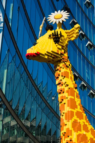 Postava žirafa před lego v centru objev legoland v sony centru na náměstí potsdamer platz — Stock fotografie