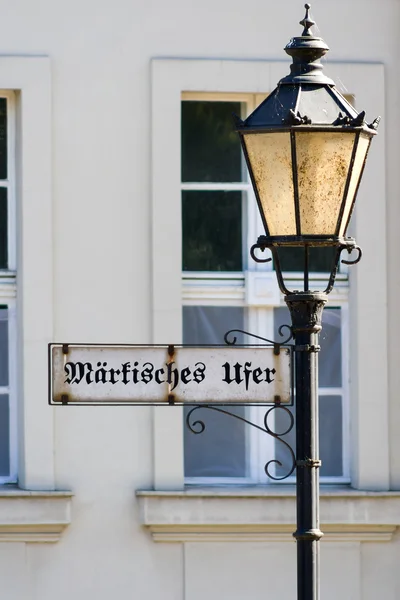 Índice Markisches Ufer en un viejo poste de luz. Berlín. Alemania — Foto de Stock