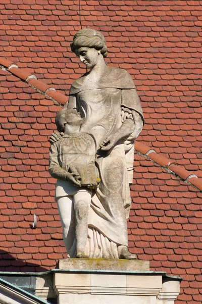 Sochařství, žena a dítě v francouzské katedrále na gendarmenmarkt. Berlín. Německo — Stock fotografie