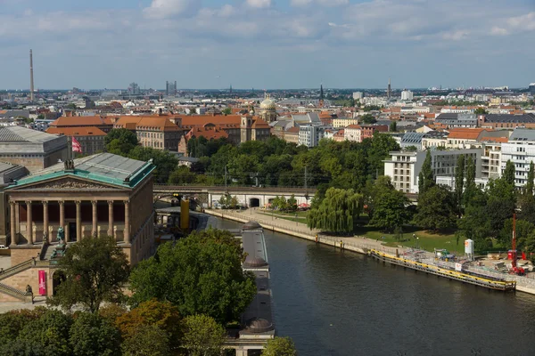 Alte Nationalgalerie (Old National Gallery) and Spree embankment, bird's-eye view — Stock Photo, Image