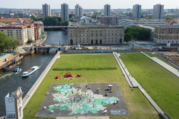 Città della diversità - Mappa in scala 1: 775 sulla Schlossplatz, dedicata al settantacinquesimo anniversario di Berlino — Foto Stock