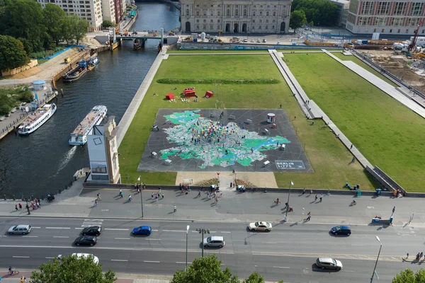 City of Diversity - 1: 775 Scale Map on the Schlossplatz, devoted to 775 anniversary of Berlin — стоковое фото