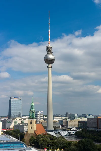 Iglesia de Santa María y la Torre de Televisión de Berlín y hoteles Park Inn, vista de pájaro —  Fotos de Stock