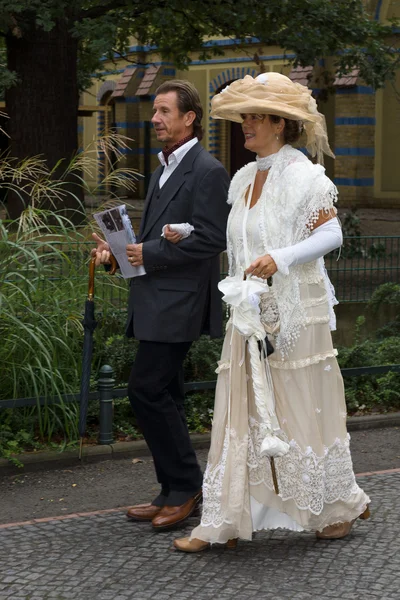 An elegant couple in vintage clothing. Imperial Holiday (Kaiserfest) to Zoologischer Garten — Stock Photo, Image