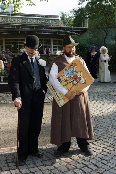 Muži ve vintage oblečení. Imperial Holiday (Kaiserfest) do Zoologischer Garten — Stock fotografie