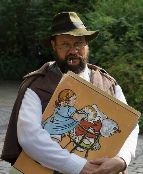Retrato de um homem com roupas velhas. Férias imperiais (Kaiserfest) para Zoologischer Garten — Fotografia de Stock