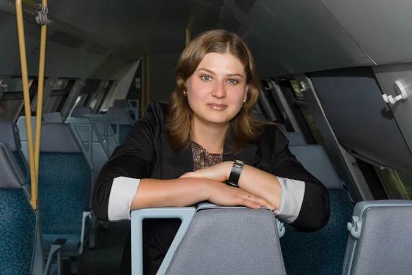 電車の中で女性の肖像画 — ストック写真