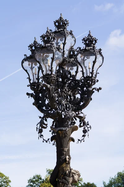 Starožitné lampy poblíž nový palác san souci. Potsdam. Německo — Stock fotografie