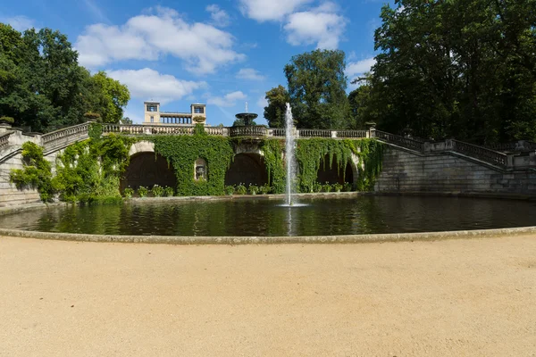 Fountain in front of New Orangery on the Klausberg and Park Sanssouci. Podsdam. Germany — Stock Photo, Image