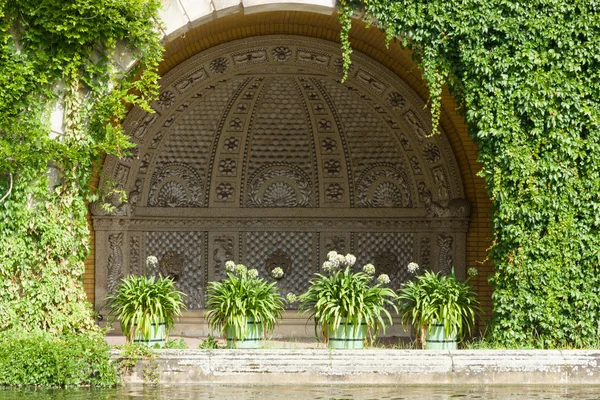 Bir çeşme (Grotto) için Klausberg ve Park Sanssouci yeni Orangery parçası. Podsdam. Almanya — Stok fotoğraf